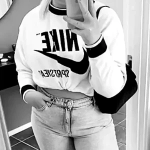 Nike swatshirt - Intressekoll på min Nike sweatshirt, skickar mer bilder vid förfrågan! Sparsamt använd, instoppad på bilden men passar allt mellan S-L beroende på hur man vill ha den! Bud från 350kr