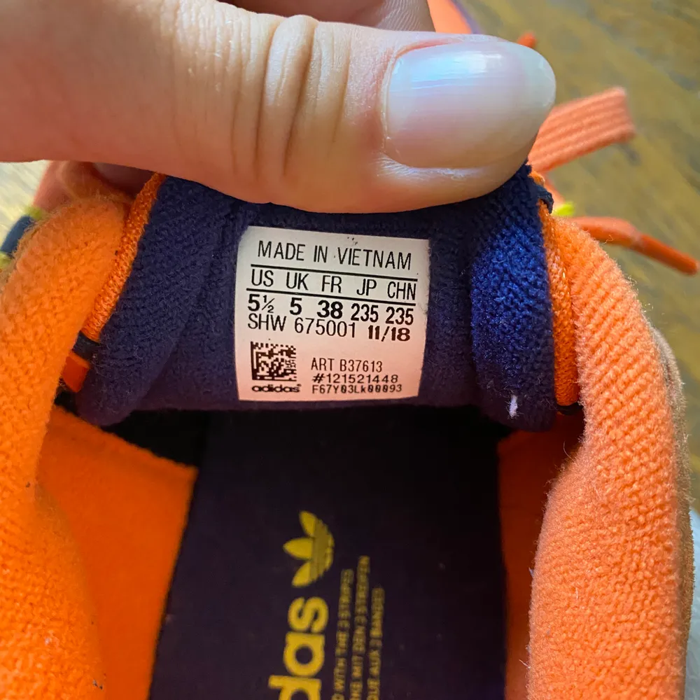 Adidas Yung 1 i orange! Svår att hitta nånstans att köpa, säljs pga att jag inte använder dom . Använt max 5 gånger. Så i väldigt bra skick! Buda!. Skor.