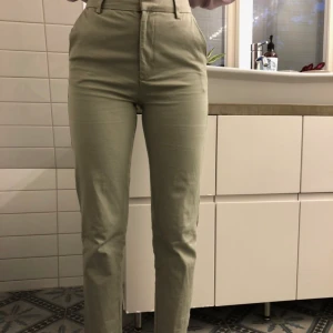 Gröna Kostymbyxor - Köpte dom i somras på ginatricot och har endast andvänt dom en gång så dom är i mycket fint skick. Köparen står för frakten❣️