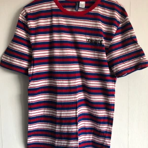 Röd, blå, vit randig tröja - En randig tröja med texten ”romance” på höger bröst. I riktigt gott skick och använd några gånger. Säljes då den inte passar något längre. 