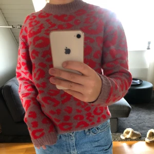 Stickad tröja - Säljer en stickad tröja med rött leopardmönster från nakd, använd 1 gång. Storlek xxs men passar S samt M 