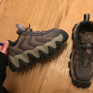 EYTYS HALO strl 36  - Säljer mina Eytys halo köpa på caliroots i Gbg innan dem stängde. Storlek 36 9/10 skick IOM liten slitning på insidan. Knappt använda. Säljer för 1800 frakt tillkommer. Nypris är 3800kr. Skolåda finns ej. 