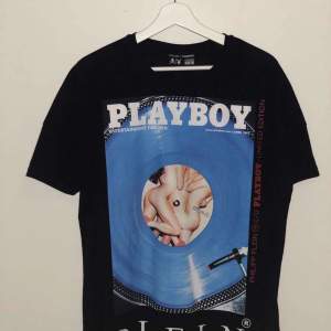 Ej använd helt ny och äkta Playboy T-shirt. Storlek Large. Vid mer frågor eller bilder skriv och vid många intresserad blir det budgivning