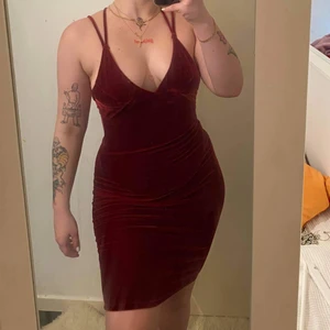 Velourklänning - Vacker och romantisk klänning i velvet velourr från BikBok. Fint skick! Passar dig med kurvor! 🥀 Frakt tillkommer.