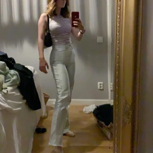 Raka Weekday jeans - Ljus blåa Weekday jeans i modellen rowe med eget gjort hål, ordinarie pris 500kr säljs för 200kr plus frakt 