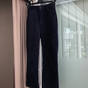 Marinblåa manchesterbyxor  - Marinblåa manchesterbyxor i storleken 36. Köpt från monki men försmå för mig nu 🌸 betalning via swish 👍 frakt på 80 kr