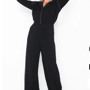 Svart sätt - Snyggt svart sätt från NLY trend. Skjorta i storlek 38 och byxor i 36. Säljer då de inte kommer till användning.