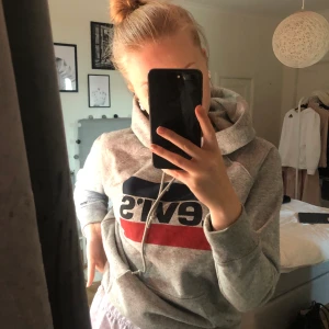 Levis hoodie - säljer nu min levis hoodie, jättefint skick och nästan aldrig använd. Nypris 699 kr men jag säljer den för 230kr