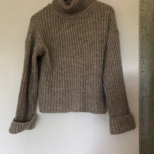 stickad tröja - Säljer nu världens mysigaste stickade tröja💓 Sticks inte alls och sitter ändå väldigt snyggt! Köptes förra året på nakd för 399kr använt två ggr sen dess🥰Buda eller fråga kan ni göra privat!!💓💓💓