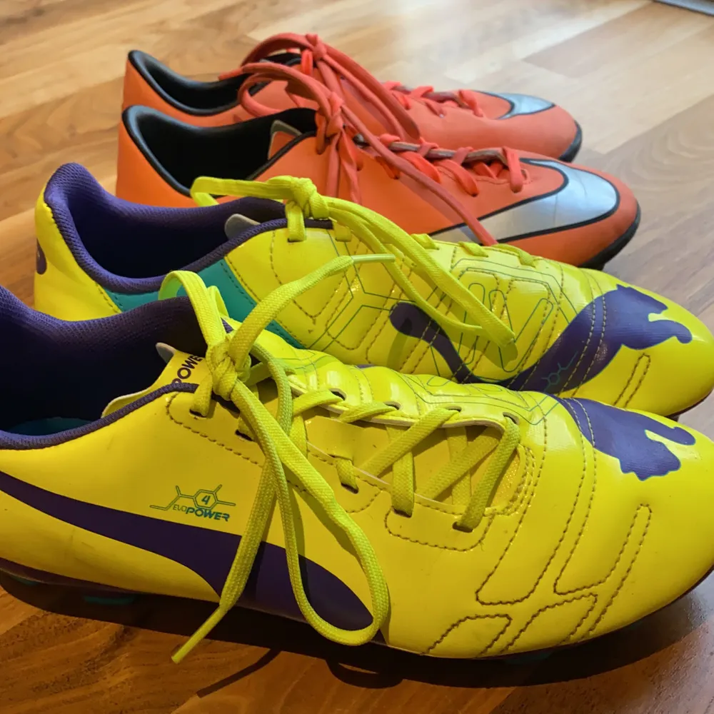✨Två par fotbollsskor är bara använda två gånger✨dem gula skorna är puma och dem oranga är i Nike✨ kontakta om du är intresserad av en eller båda(priset vissar för hur mycket en kostar)dem gula är i större storlek✨✨ . Skor.