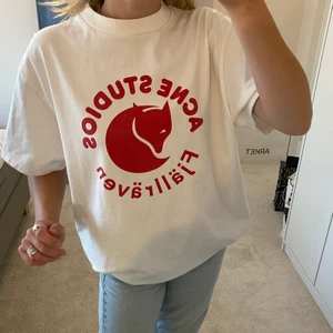 Fjällräven x Acne  - Nypris: 1330sek!! Vit fjällräven x acne tisha i storlek S, ganska stor (jag brukar ha xs/s), passar till det mesta!! Tag finns kvar