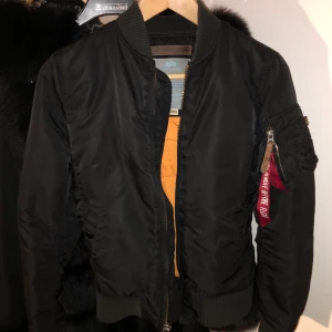 Alpha jacka - Säljer nu min alpha bomber jacka i xs den är svart och i bra skick, Den är perfekt nu till hösten!, skriv för frågor eller fler bilder<3