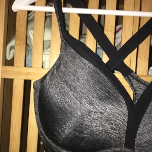Dorina Sport-BH - Snygg grå-svart sport-bh från Dorina! Sköna bh-band som korsar på ryggen ✨✨ DM vid intresse. Fast pris + frakt.