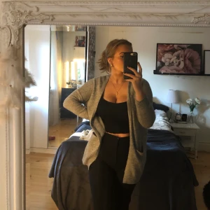 Grå Cardigan - frakt ingår i priset! superskön och snygg grå stickad cardigan! 