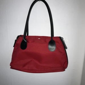 röd väska - liten röd och svart handväska 