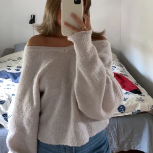 Ljusrosa tröja - Jätteskön mysig tröja, storleken är XS (den är lite oversized) fin ljusrosa färg. Säljer för den används aldrig! Obs, den är lite nopprig pga av tvätt, inget som man tänker på!