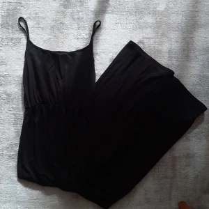 Maxiklänning Bikbok - Fin, svårt maxiklänning från Bikbok! Toppenskick, endast använt en gång. Storlek S men passar även större då det är stretchy material eller mindre om man vill ha det lite större :) Hämtas i Uppsala alt postas (frakt 66kr). Betalas med swish.