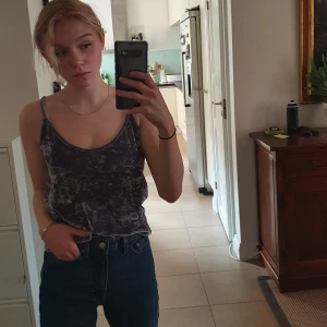 Sammetstopp - Grå sammetstopp. Vet ej märke eller storlek men jag skulle säga att den passar S/M. Frakt tillkommer, kan även mötas upp i Stockholm. 