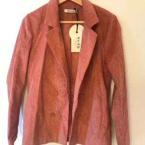 Blazer i manchester från NA-KD stl 36 - 🌸Rosa blazer/kavaj från NA-KD i stl 36. Helt oanvänd med prislappen kvar. Nypris 399kr, säljs nu för 300kr.Kan skickas, köparen står för frakt🌸