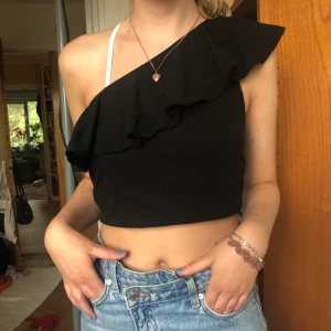 One-shoulder topp - Så snygg topp från HM i nyskick! Första bilden är tröjan uppvikt och andra är riktiga längden för att visa hur man kan styla den. Köparen står för frakten! 💕 