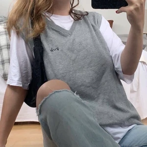 Grå väst storlek L - Säljer denna trendiga gråa väst! Storleken som står är XXL men sitter bra oversized på mig som vanligtvis är en S/M. 120kr + 63kr (spårbar frakt)✨💚
