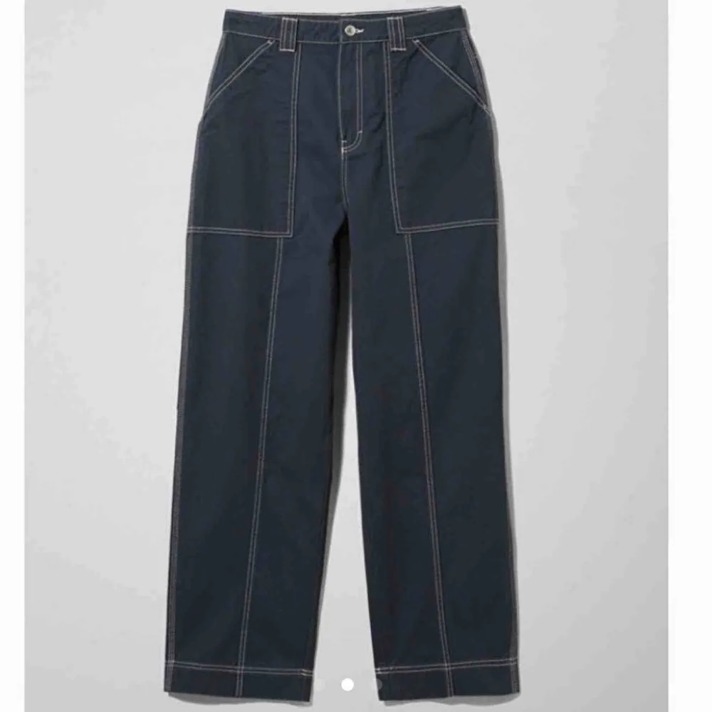 Trendiga ”Gwyneth Trousers” ifrån weekday i storlek 38, passar superbra på mig som har S/M i vanliga fall. Endast använda en gång. Köparen står för frakt❤️. Jeans & Byxor.