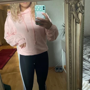 Rosa hoodie  - Rosa hoodie från nakd