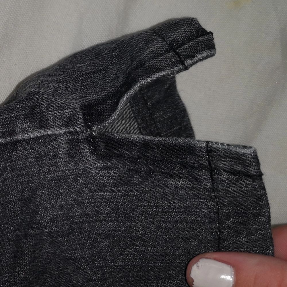 Raka gråa jeans med hål på knäna, har även en slit nere vid benen. sitter jättebra på och formar kroppen fint, storlek S💞. Jeans & Byxor.