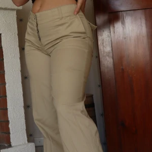 Byxor - Snygga och sköna cargopants, ganska låga i midjan så passar till en snygg lång tröja eller ett bra självförtroende! köpta på seconhand på killavdelningen tror jag vilket gör att dom inte är så anpassade för höft och midja men allt går att lösa med ett bälte!