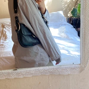 Jätte fin vintage handväska - Jätte cool läder(vet inte om det är äkta) vintage handväska med silver detaljer, bra skick och rymlig🥰budgivning i kommentarerna, högre bud måste vara minst 10kr mer❣️kontakta mej för mer detaljer, frakt tillkommer men kan också mötas upp vid Fridhemsplan eller inärheten❤️ högsta bud: 80 kr, köp direkt för 100kr