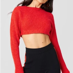 Croppad tröja från Nakd  - Supercoola röd croppad tröja från nakd. Storlek XXS men inte jätteliten så den passar XXS-S. 100 + frakt. Pris kan diskuteras!