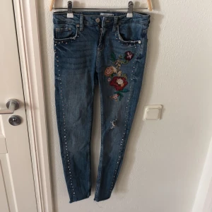 Jeans, strl 34 - Coola jeans från Zara med nitar och blomdetalj