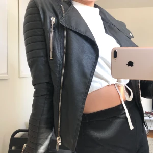 Skinnjacka - Skinnjacka från Chiquelle! Som ny, väldigt lite använd. Nypris var 699kr. Storlek 38💘