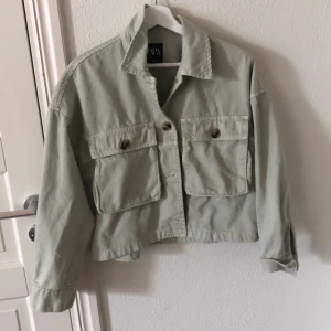 Jacka, strl S  - Använd fåtal gånger, strl S 