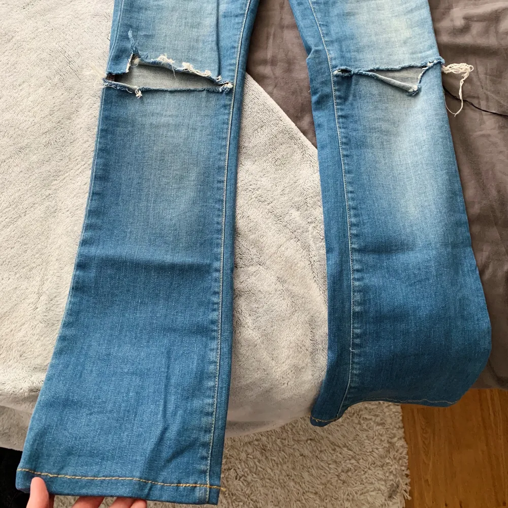 Jättesköna och fina bootcut jeans med hål i knäna från Crocker! Inte jättevida i benet så precis lagom om du vill ha en lite mindre bootcut<3 Sitter snyggt i rumpan, lite kortare i modellen (skulle gissa på ca 32 i längd) Nypris 500. Jeans & Byxor.