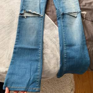 Jättesköna och fina bootcut jeans med hål i knäna från Crocker! Inte jättevida i benet så precis lagom om du vill ha en lite mindre bootcut<3 Sitter snyggt i rumpan, lite kortare i modellen (skulle gissa på ca 32 i längd) Nypris 500