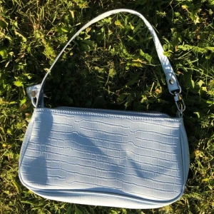  Ljusblå väska - Säljer denna jätte snygga ljusblå/pastell väska!! Mitt pris 110kr + 60kr frakt 🦋💕✨