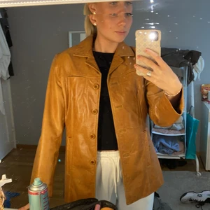 Skinn jacka  - Orange/brun/beige skinn jacka från Molltan, snygg till hösten