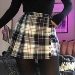 Rutig kjol - En äkta skoluniforms-kjol. Köpt på Urban Outfitters. Går att reglera i midjan så passar 34-36💞