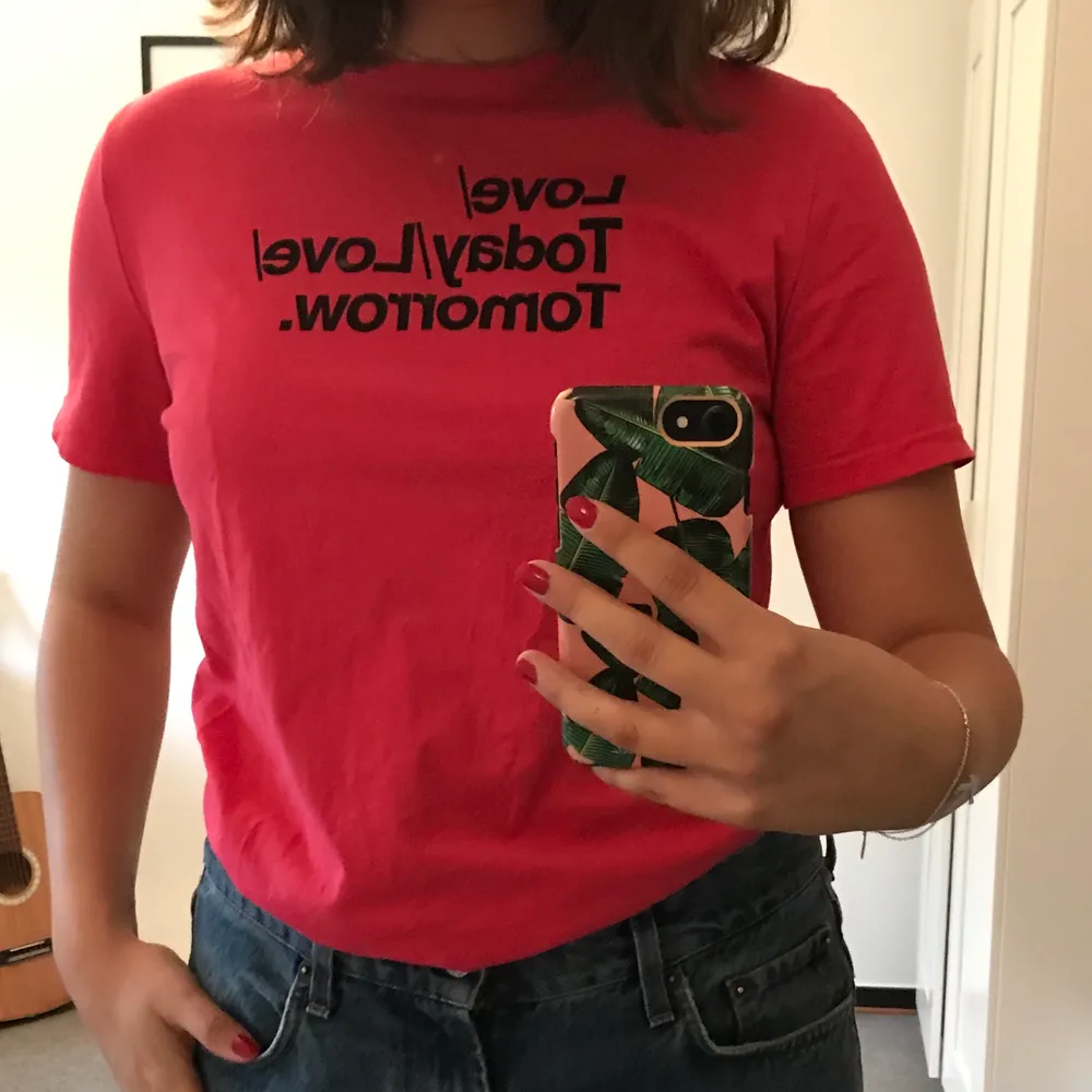 En mörkrosa T-shirt från Zara med trycket LOVE TODAY/ LOVE/ TOMORROW. Tröjan är i storlek S och den sitter lite tajt i armarna och över bröstet på mig som brukar ha M. . T-shirts.