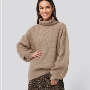 Mjuk stickad tröja nakd - En mjuk & mysig stickad beige tröja i storlek S, något oversize . Hög krage och tröjan sticker inte på kroppen. Köpte för 349 kr & har aldrig använt !😇 säljer för 200 kr + frakt. 💖💋