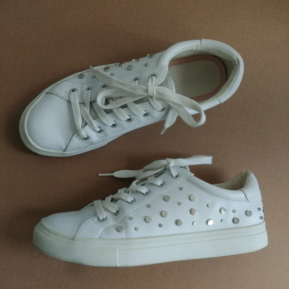 Sneakers med nitdetaljer stl 40 - 90