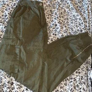 Madlady byxor dam - Oanvända byxor från madlady. Passar strl m. Har dragkedjor längst ner på benet som kan öppnas när man använder sig av klackar! Super snygga o unika.