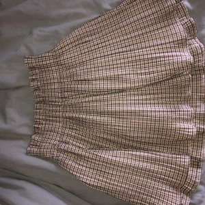 Kjol Stl S🌸 - Oanvänd kjol i storlek S men skulle säga att den även passar en M då den är stretchig i materialet🤩 köparen står för frakt🌸