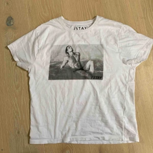 Vit t-shirt strl S - Supercool t-shirt från Carlings! Säljer då den inte är min stil längre:( ❤️