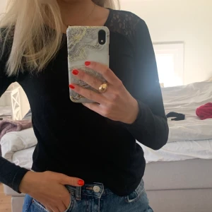 Tröja - En svart tröja med spets på axlarna. Storleken är 158/164 och jag skulle säga att de passar xxs-xs. 🦋🥰kunden står för frakt men kan mötas upp i umeå💓