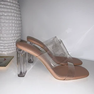 Vinylklackar från zara 🧚🏻 - Superfina nya högklackade sandaler från zara, storlek 38 provade men aldrig använda. Köptes för 399 budet startar från 200 frakt tillkommer 🌸🌸