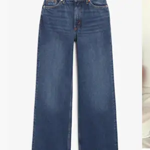 Mörkblå wideleg jeans från monki. Storlek 27. Använd fåtal gånger, nyskick. 