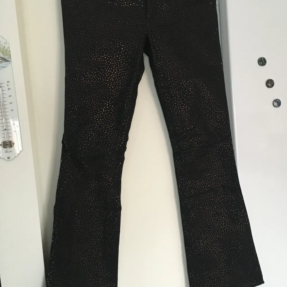 Ny Calvin Klein jeans i stl 30. Guldiga glitter. Jeans är  Bootcut style.98% bomull,2% elastisk . Jeans & Byxor.