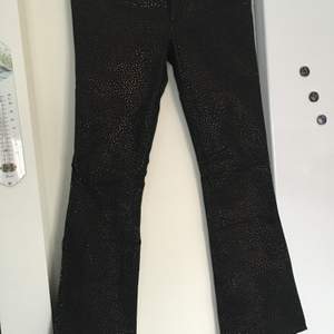Ny Calvin Klein jeans i stl 30. Guldiga glitter. Jeans är  Bootcut style.98% bomull,2% elastisk 